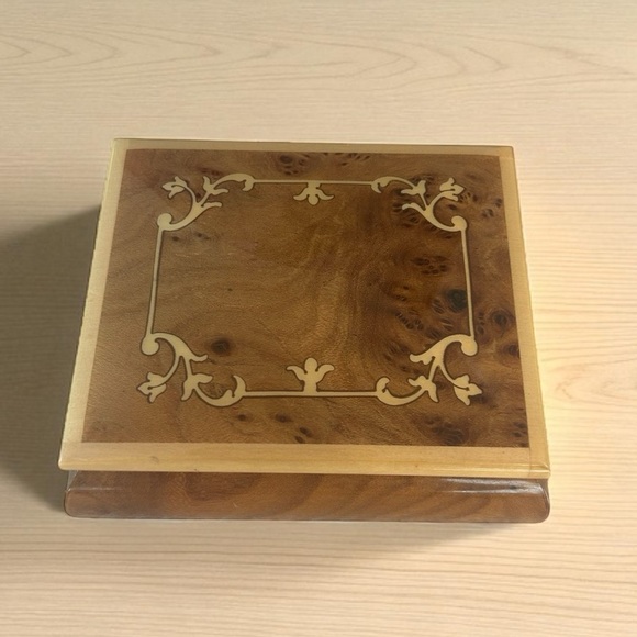 Italian Wood Inlay Musical Jewelry Box - Hand-Wound & Beautifully Crafted - Picture 5 of 14